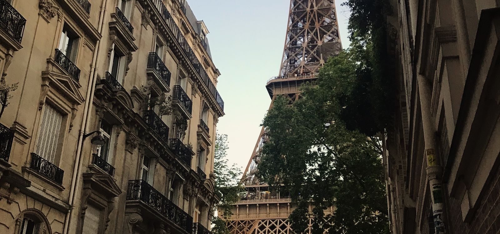 Phố cổ dẫn về tháp Eiffel, Paris — một trong những điểm đến phổ biến nhất của người Việt xin visa Schengen