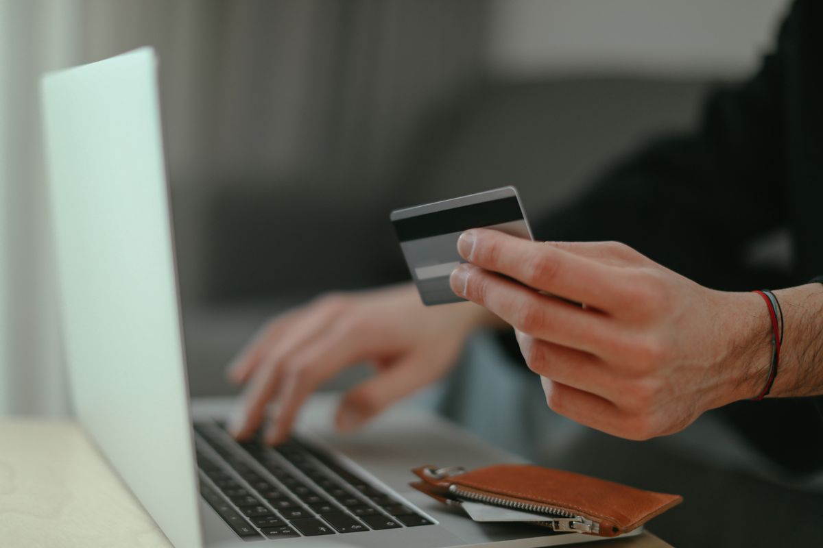 Thanh toán thẻ qua laptop khi mua bảo hiểm du lịch online — nhận chứng chỉ điện tử ngay sau thanh toán