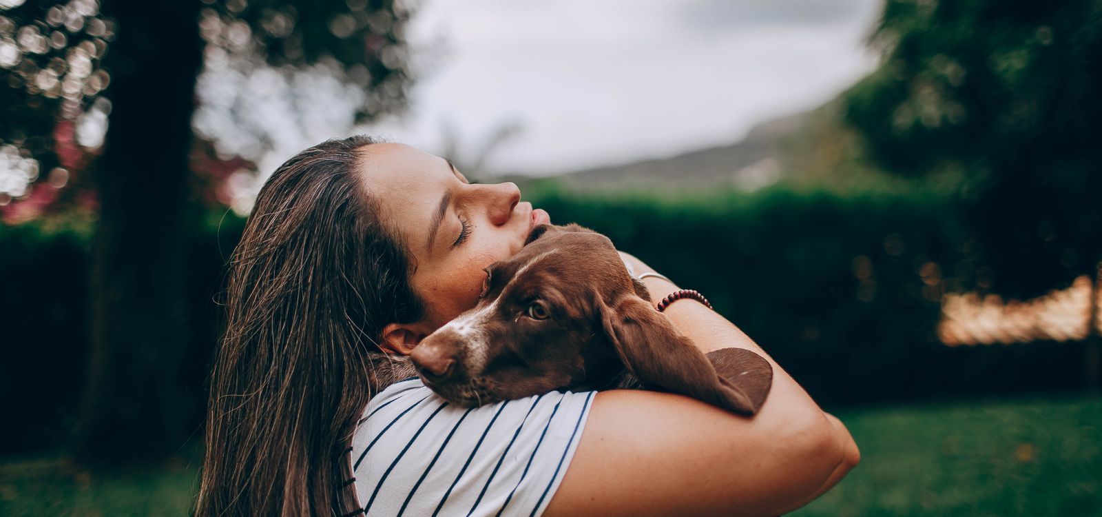 Chủ nuôi ôm chó cưng ngoài trời — tình bạn đáng được bảo vệ trước rủi ro y tế bất ngờ