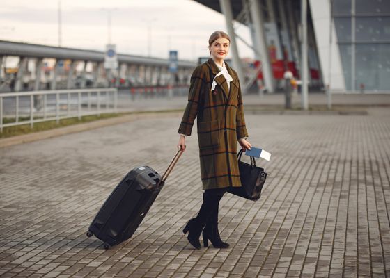 Du khách chuẩn bị vali và vé tại sân bay cho chuyến đi Châu Âu
