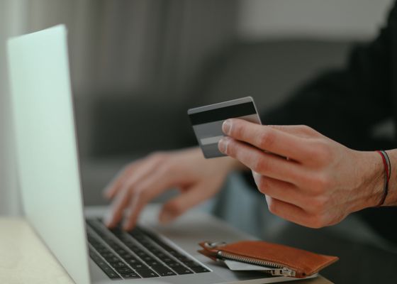 Thanh toán thẻ qua laptop khi mua bảo hiểm du lịch online